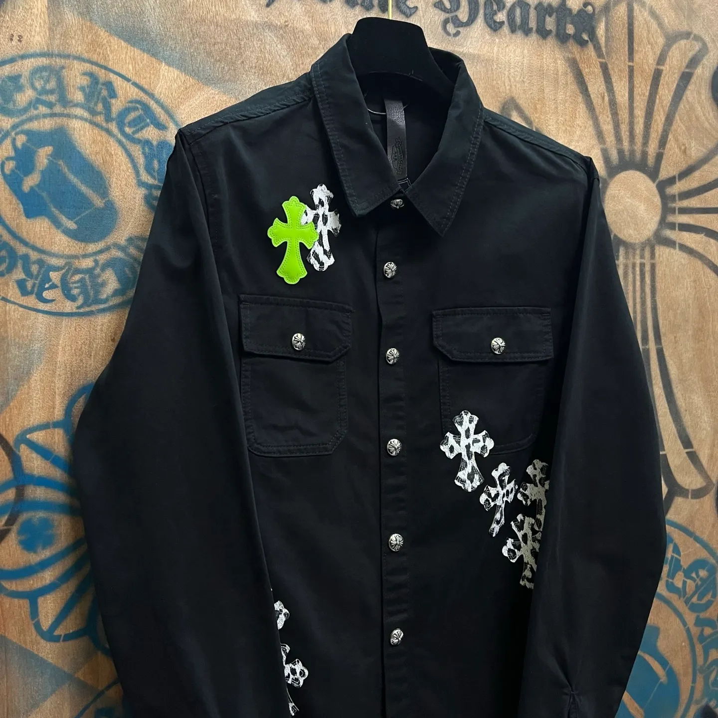 P610 Wang Zha has a new one! Heavy 15.5oz! Kill all market versions instantly! The price has bottomed out. Chrome Hearts Haute Couture Chrome Hearts patchwork leather denim jacket. The choice of high-grade twill denim custom-made fabrics is very important. It distinguishes the low version and wrong version of all pure black denim fabrics on the market. The cross patchwork leather is all imitation lambskin. All dyeing is completely restored without color difference. The inner leather label is first-layer calfskin. All hardware is 925 silver plated. It distinguishes all versions on the market. There is no better casual comparison in the market. Same style for men and women S-XL
